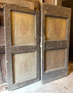 PTIR263 - N. 2 porte rustiche laccate, misure cm L 84/80 x H 188/177